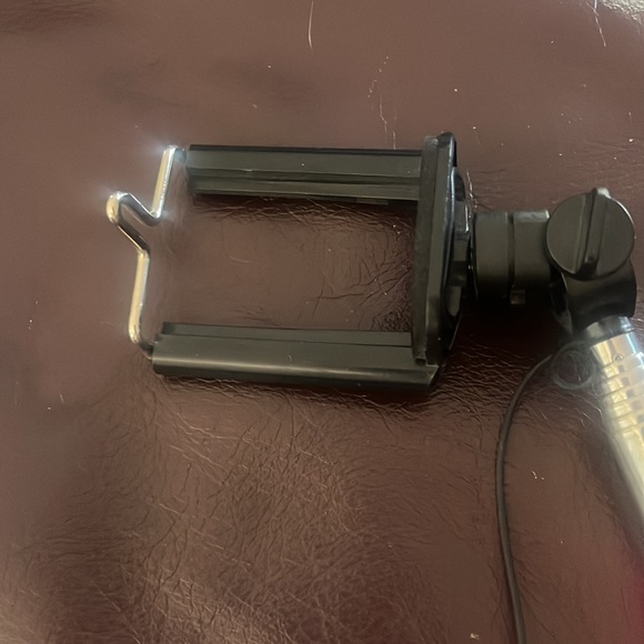 Selfie Stick w/3.5mm design, shutter control, photo buttons, & extends to 40”. - Picture 6 of 10